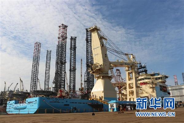 （图文互动）中国首艘出口超深水海工作业船在大连交付 