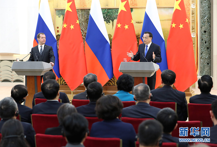 11月1日，國務院總理李克強在北京人民大會堂與俄羅斯總理梅德韋傑夫舉行中俄總理第二十二次定期會晤後，共同會見記者並回答提問。新華社記者 龐興雷 攝
