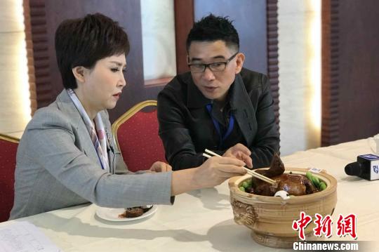 浙江杭州外婆家餐饮集团有限公司创始人吴国平现场对菜品进行品鉴。　牛妍 摄