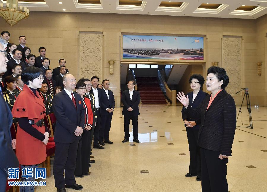 11月10日，国务院副总理刘延东在北京看望援外医疗队员代表。新华社记者 燕雁 摄