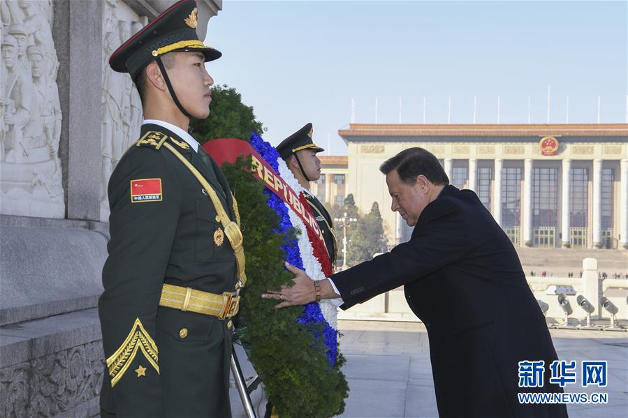 （XHDW）巴拿馬總統向人民英雄紀念碑敬獻花圈 