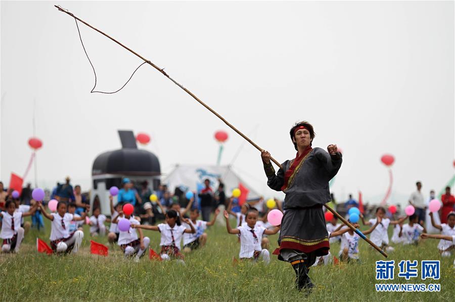 （新华全媒头条·图文互动）（10）驰骋草原六十载 扛起红旗再出发——回访内蒙古最早的乌兰牧骑