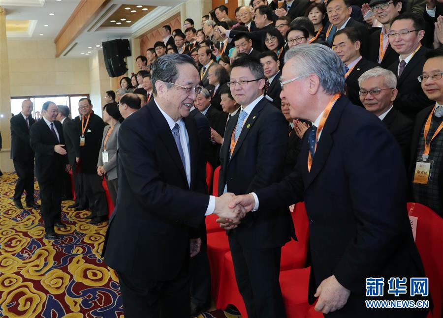 11月24日，全国政协主席俞正声在北京会见参加“第三届两岸媒体人北京峰会”的两岸新闻媒体代表。 新华社记者刘卫兵摄