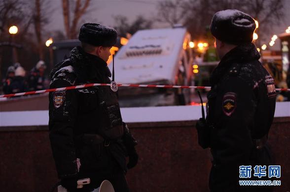 （国际）（7）莫斯科一公交车冲入地下通道致5人死亡