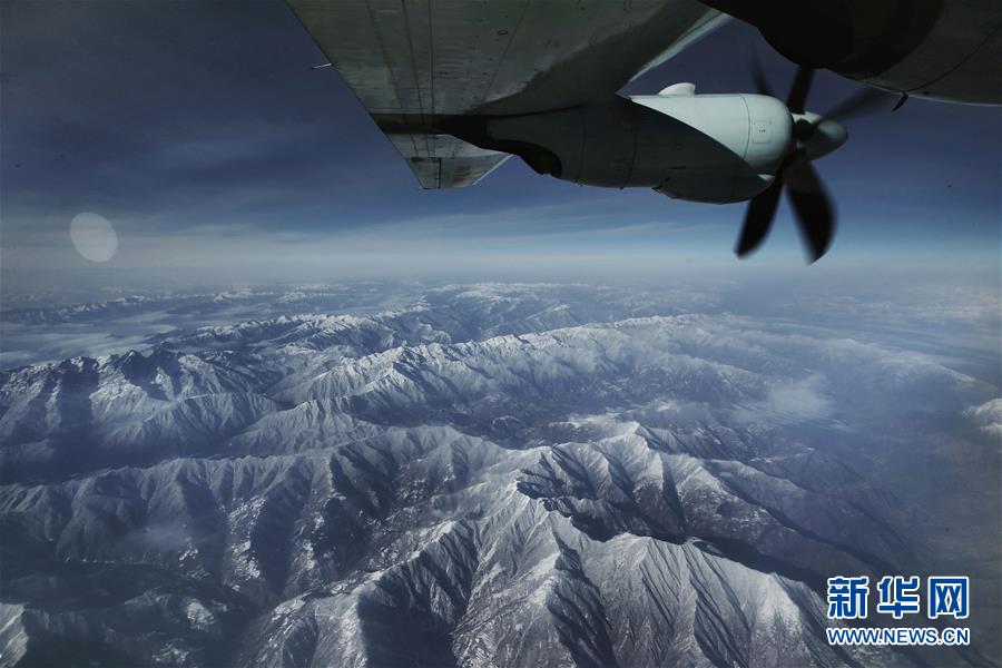 （图文互动）（1）西部战区空军首次出动运－9飞机空转抢救高原病危军人