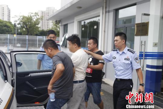 上海浦東警方搗毀一出售出入境證件團夥