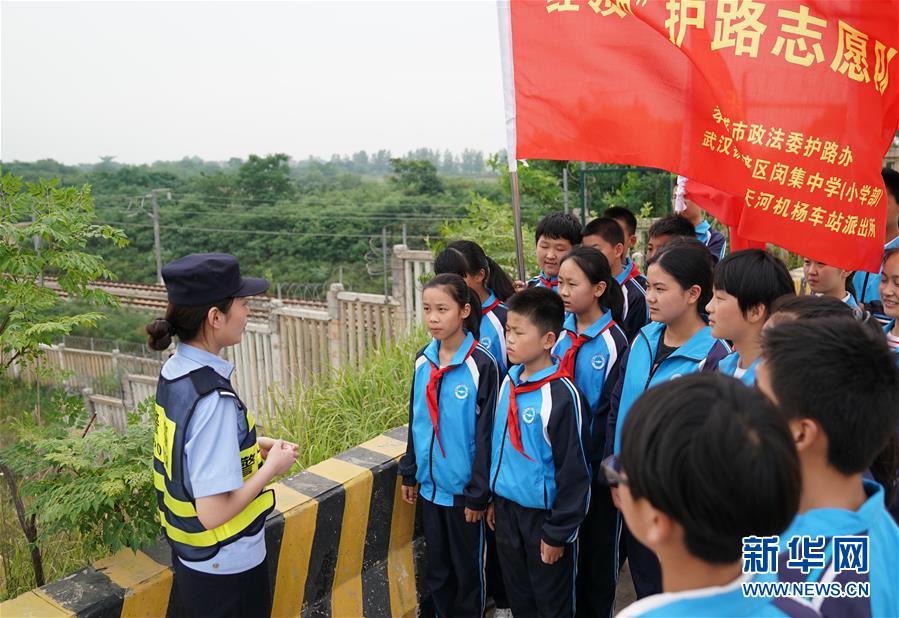 （社會）（2）孩子們的“紅領巾護路志願隊”
