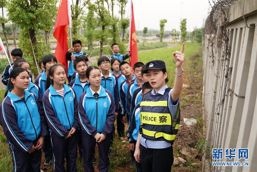 （社会）（4）孩子们的“红领巾护路志愿队”