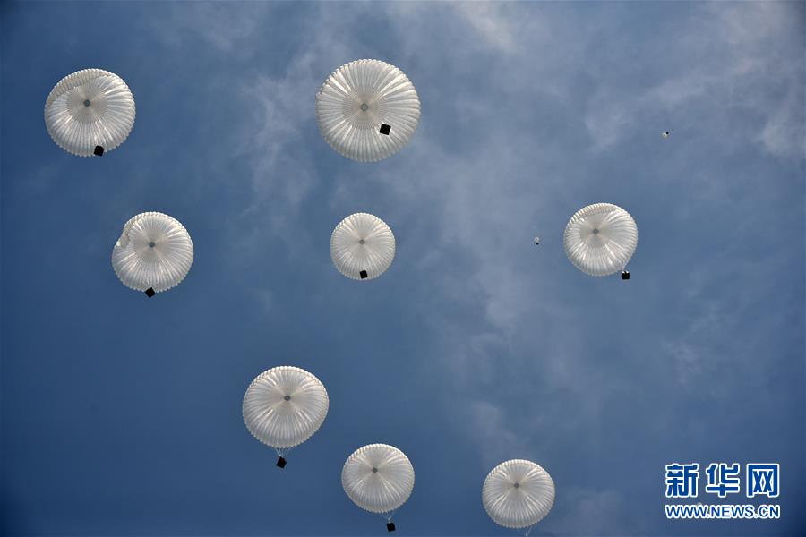 （图文互动）（3）空军空降兵组织首次空降机步营全要素空降作战演练