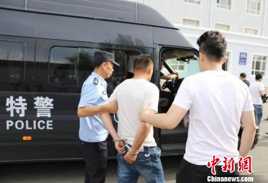 内蒙古民警19小时规劝5名逃犯自首涉案165万