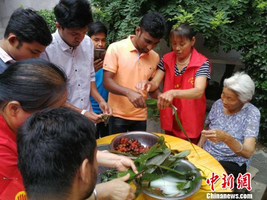 包粽子學書法河北外國留學生與志願者陪老人共度端午