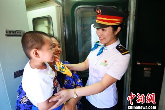 圖為列車員為旅客提供服務。(中國鐵路哈爾濱局集團有限公司提供)