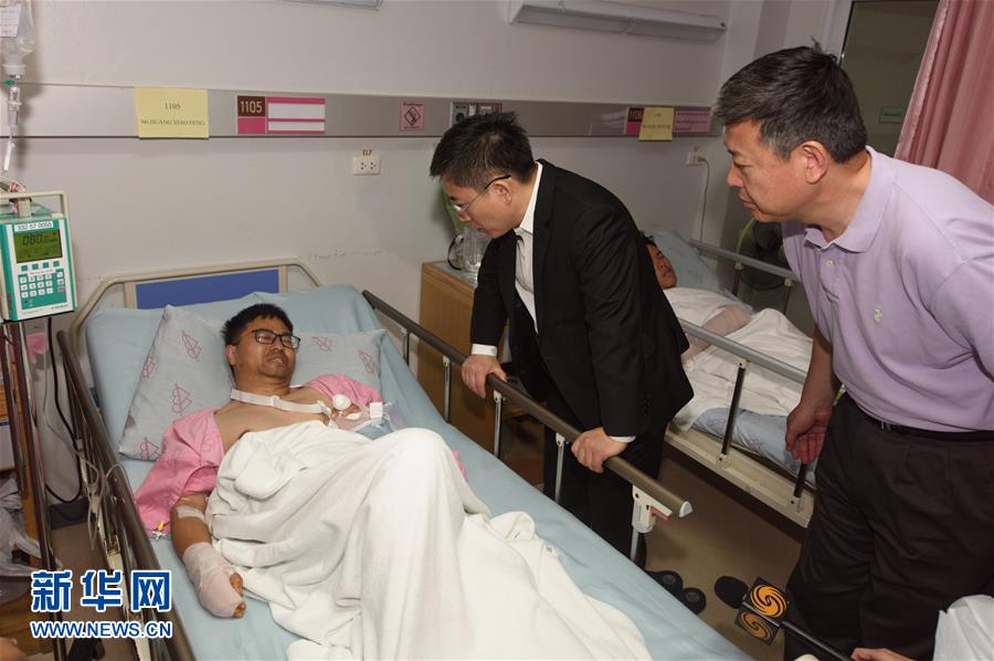 （国际）中国政府联合工作组看望普吉游船倾覆事故部分受伤同胞和家属