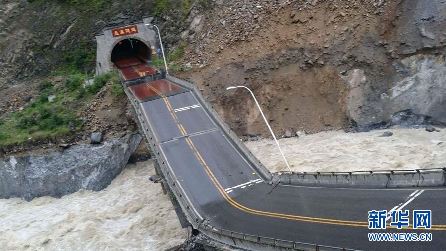 （新华网）（1）暴雨致四川茂县国道213线一处桥梁垮塌