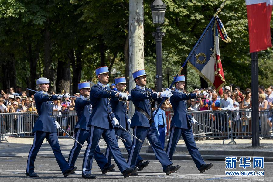 （国际）（8）法国举行国庆阅兵仪式