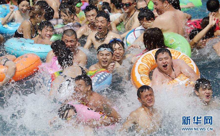 （社会）（2）重庆：水上乐园享清凉