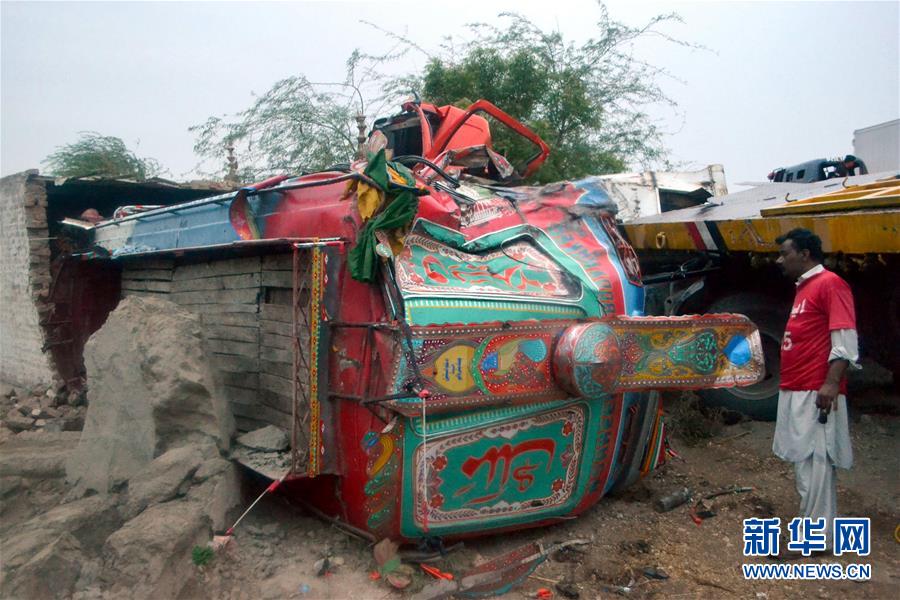 （国际）（2）巴基斯坦南部发生卡车与客车相撞事故致17人死亡