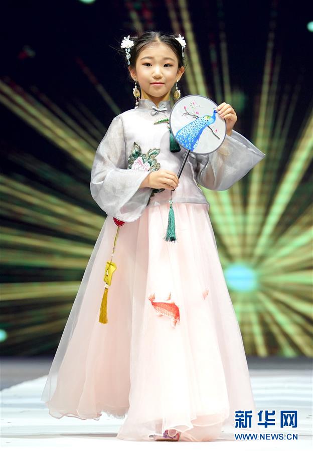 （文化）（2）中国少儿时装模特大赛在青岛落幕