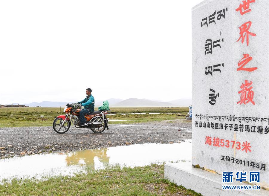 （图片故事）（2）活跃在中国最高乡的投递员