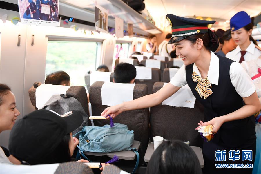（社會）（1）杭州“西子號” 熱情服務旅客30載