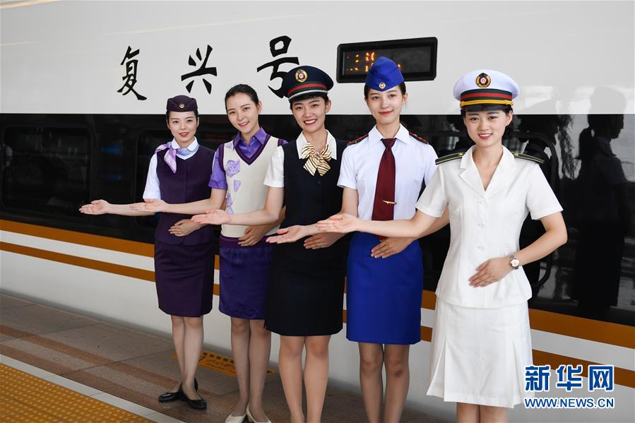 （社會）（4）杭州“西子號” 熱情服務旅客30載