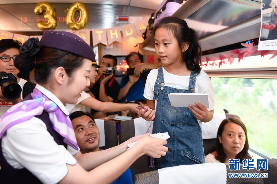 （社會）（5）杭州“西子號” 熱情服務旅客30載
