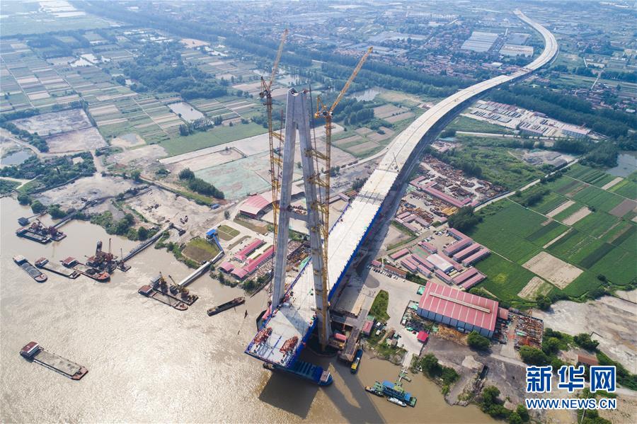 （經濟）（1）武漢青山長江大橋主跨首節鋼梁架設成功