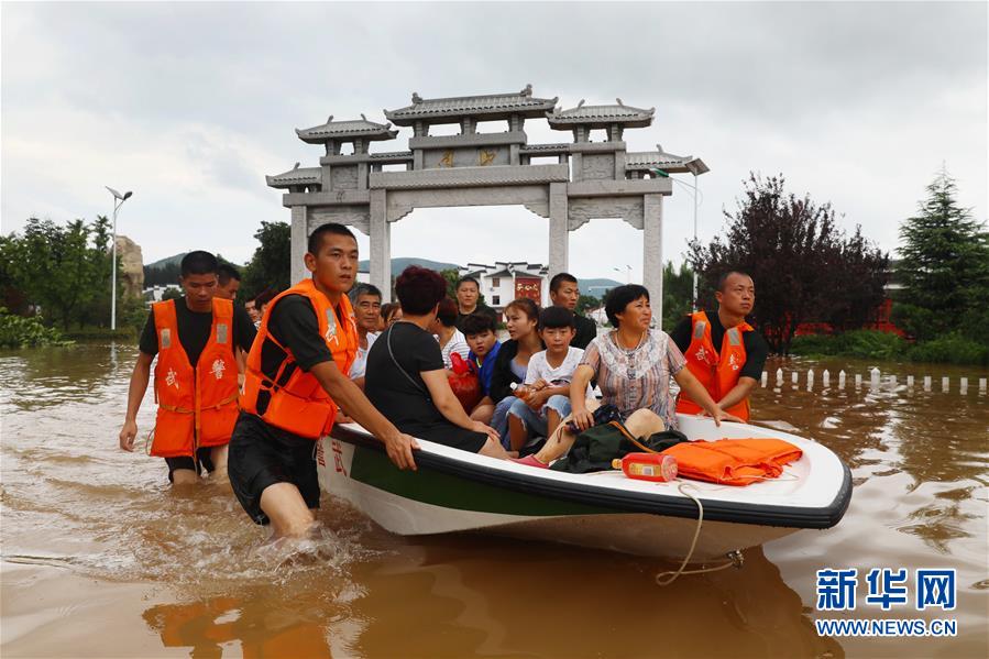 #（社会）（1）安徽淮北：台风引发洪涝灾害 紧急转移被困群众