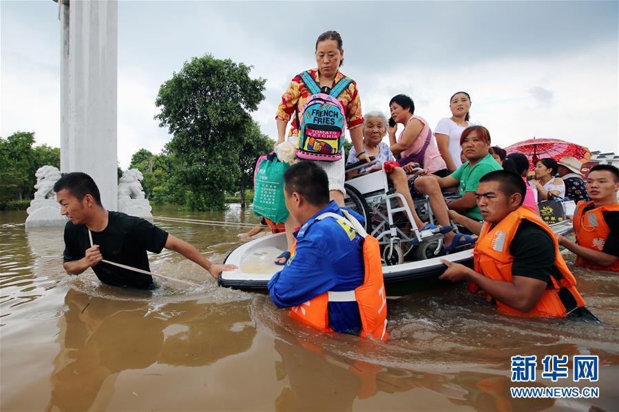 #（社会）（2）安徽淮北：台风引发洪涝灾害 紧急转移被困群众