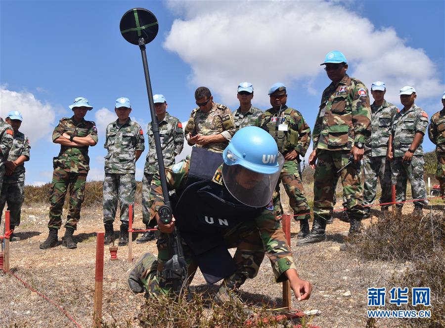 （国际）（1）中柬赴黎维和部队组织扫雷作业现场研讨