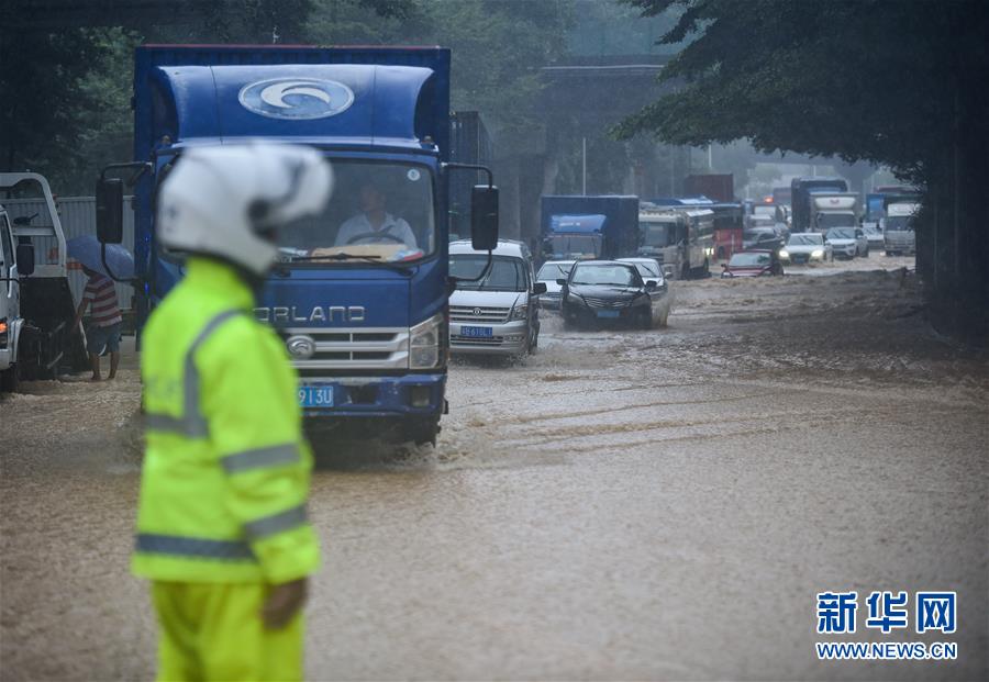 （环境）（1）深圳遭遇暴雨天气 