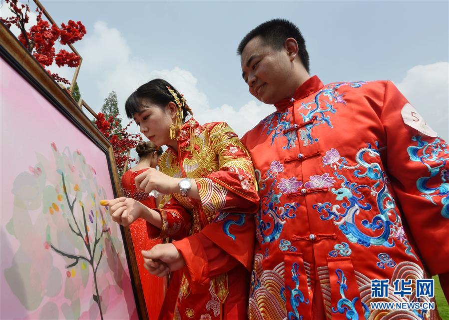 #（社会）（3）杭州举办低碳集体婚礼