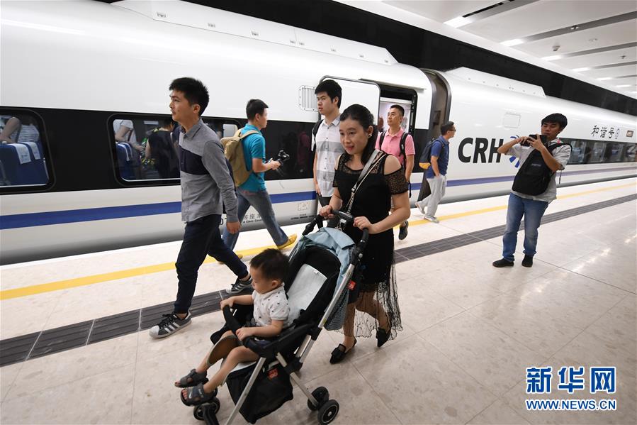 （社会）（13）香港段投入运营 广深港高铁全线开通运营
