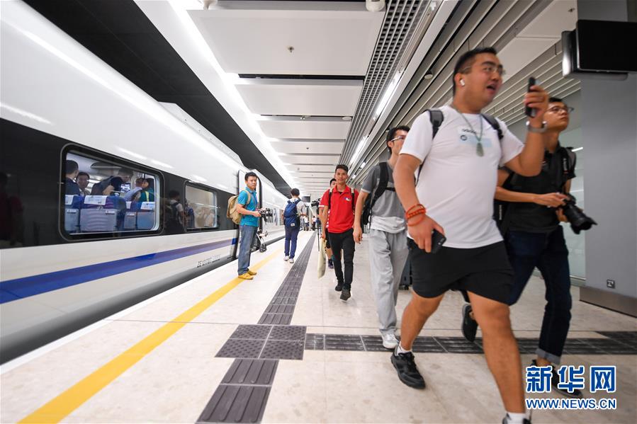 （社会）（14）香港段投入运营 广深港高铁全线开通运营