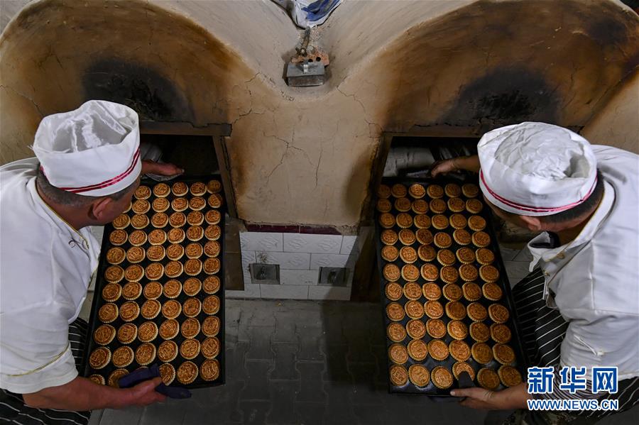 （我们的节日·中秋）（1）融合月饼畅销新疆边境小城