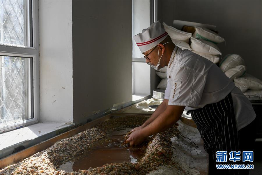 （我们的节日·中秋）（3）融合月饼畅销新疆边境小城