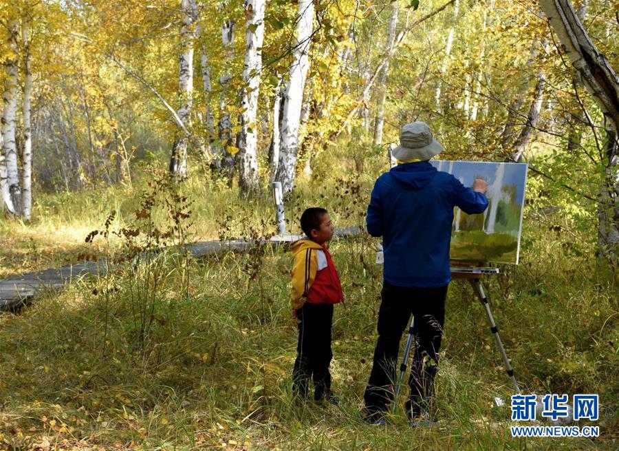 （脱贫攻坚·图文互动）新疆哈巴河：白桦林迎画家 画家助兴农家