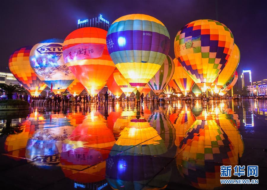 #（XHDW）（1）貴州興義：多彩熱氣球點亮夜空