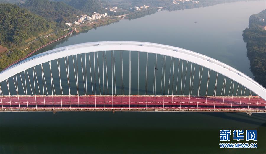 #（經濟）（1）廣西柳州官塘大橋橋面瀝青正式攤鋪