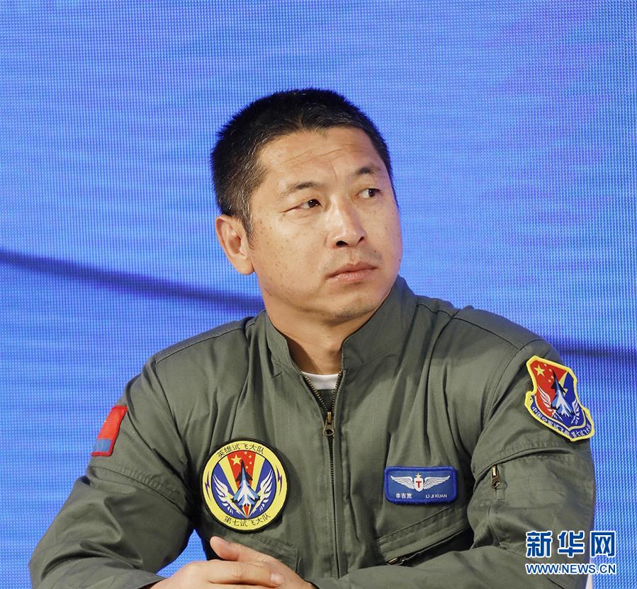 （图文互动）（3）中国空军新型战机飞行员“论剑”珠海航展