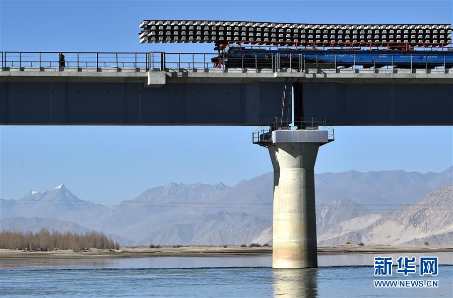 （經濟）（2）川藏鐵路拉林段第一座跨雅魯藏布江大橋鋪軌