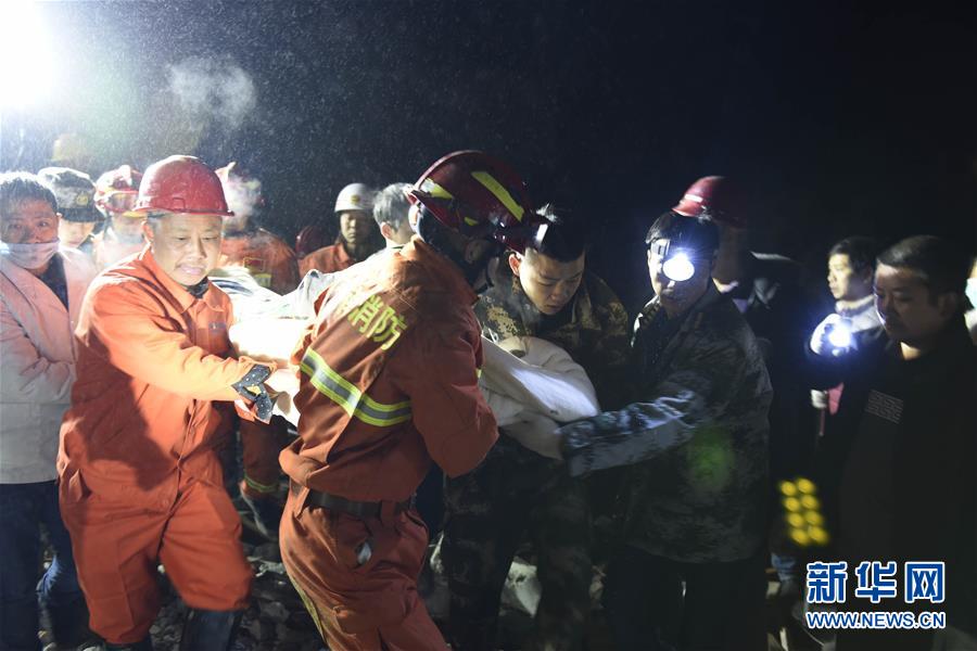 （突发事件）（2）四川叙永县山体滑坡千人参与救援7人获救