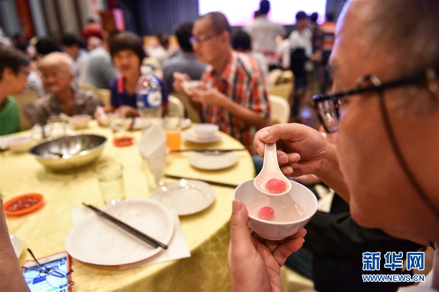 （XHDW）（1）马来西亚举行吃汤圆迎冬至活动
