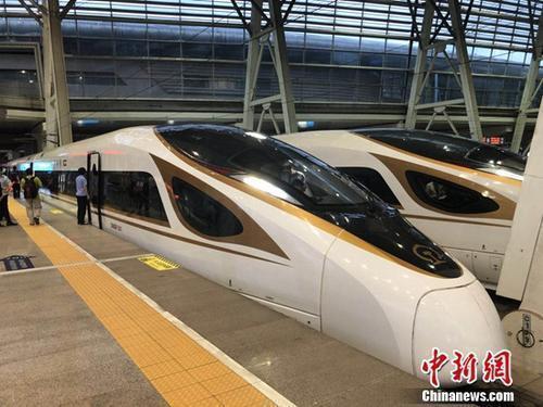 资料图：复兴号动车组在京津城际铁路按照时速350时速达速运行。冷昊阳 摄