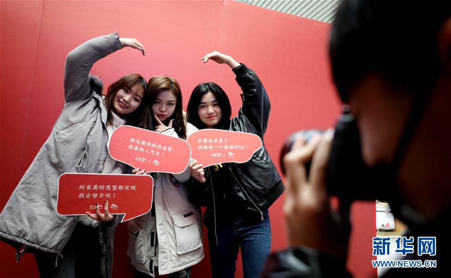 #（社会）（3）济南西站推出“春运照相馆”