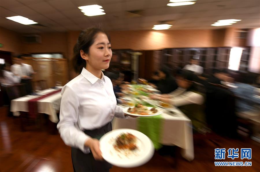 （教育）（3）學生和外教一起開“西餐廳”