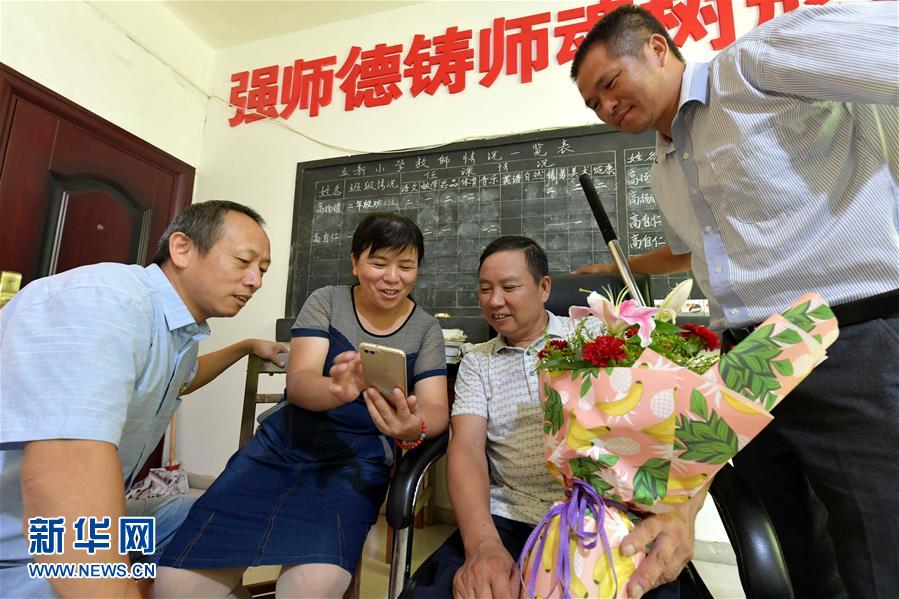 （中国网事·感动2019·图文互动）（1）乡村教师高自仁：60多根拐杖，撑起42年教学路