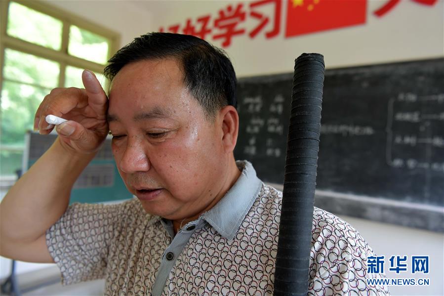 （中国网事·感动2019·图文互动）（2）乡村教师高自仁：60多根拐杖，撑起42年教学路