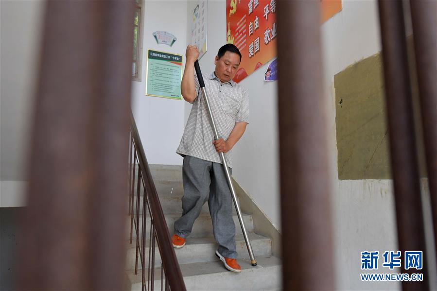 （中国网事·感动2019·图文互动）（3）乡村教师高自仁：60多根拐杖，撑起42年教学路