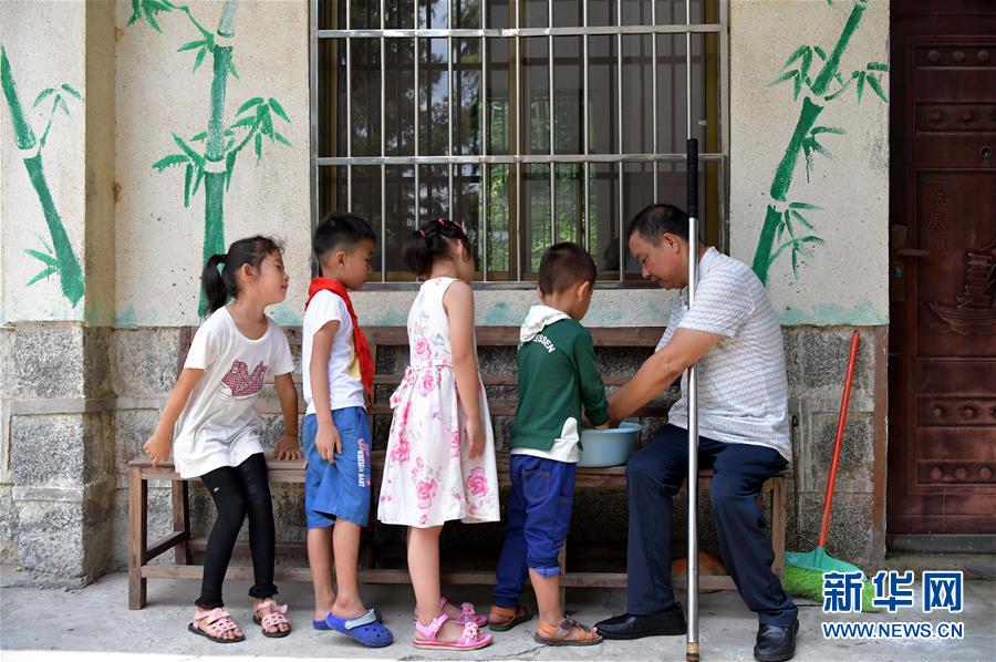 （中国网事·感动2019·图文互动）（5）乡村教师高自仁：60多根拐杖，撑起42年教学路